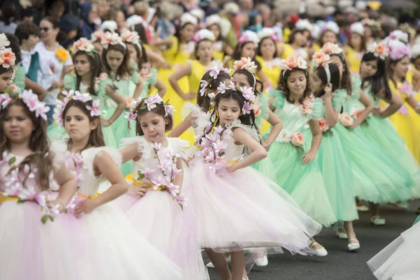 Παιδιά Ντυμένη Πολύχρωμα Ρούχα Στο Festa Flor Γιορτή Των Λουλουδιών — Φωτογραφία Αρχείου