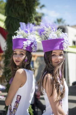 Kadınlar renkli elbise Festa da Flor veya bahar çiçek Festivali, Funchal Şehir Adası Madeira Portekiz Atlantik Okyanusu giymiş. Madeira, Funchal, Nisan, 2018