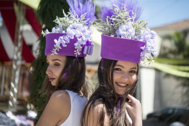 Kadınlar renkli elbise Festa da Flor veya bahar çiçek Festivali, Funchal Şehir Adası Madeira Portekiz Atlantik Okyanusu giymiş. Madeira, Funchal, Nisan, 2018