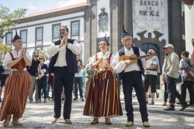 bir traditonal madeira folklor müzik grubu s Festa da Flor veya bahar çiçek Festivali Funchal Şehir Adası Madeira Portekiz Atlantik Okyanusu. Madeira, Funchal, Nisan, 2018