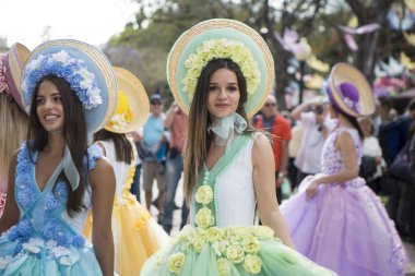 Kadınlar renkli elbise Festa da Flor veya bahar çiçek Festivali, Funchal Şehir Adası Madeira Portekiz Atlantik Okyanusu giymiş. Madeira, Funchal, Nisan, 2018