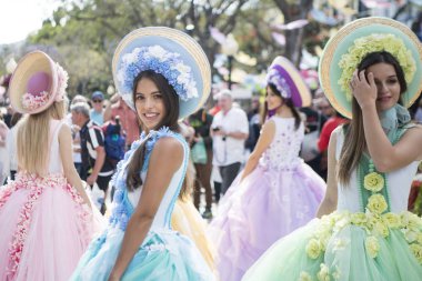 Kadınlar renkli elbise Festa da Flor veya bahar çiçek Festivali, Funchal Şehir Adası Madeira Portekiz Atlantik Okyanusu giymiş. Madeira, Funchal, Nisan, 2018