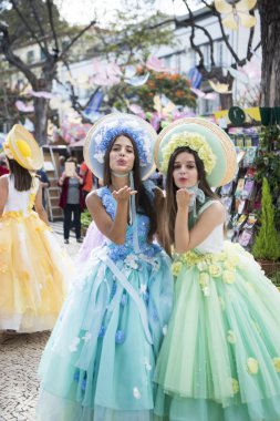 Kadınlar renkli elbise Festa da Flor veya bahar çiçek Festivali, Funchal Şehir Adası Madeira Portekiz Atlantik Okyanusu giymiş. Madeira, Funchal, Nisan, 2018