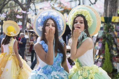 Kadınlar renkli elbise Festa da Flor veya bahar çiçek Festivali, Funchal Şehir Adası Madeira Portekiz Atlantik Okyanusu giymiş. Madeira, Funchal, Nisan, 2018