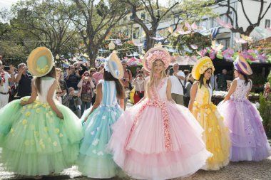 Kadınlar renkli elbise Festa da Flor veya bahar çiçek Festivali, Funchal Şehir Adası Madeira Portekiz Atlantik Okyanusu giymiş. Madeira, Funchal, Nisan, 2018