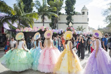 Kadınlar renkli elbise Festa da Flor veya bahar çiçek Festivali, Funchal Şehir Adası Madeira Portekiz Atlantik Okyanusu giymiş. Madeira, Funchal, Nisan, 2018