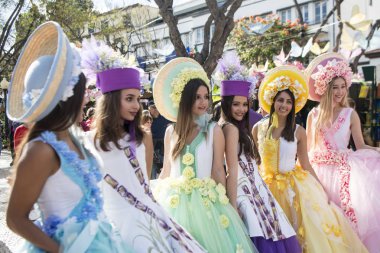 Kadınlar renkli elbise Festa da Flor veya bahar çiçek Festivali, Funchal Şehir Adası Madeira Portekiz Atlantik Okyanusu giymiş. Madeira, Funchal, Nisan, 2018