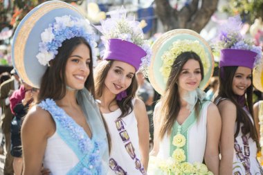 Kadınlar renkli elbise Festa da Flor veya bahar çiçek Festivali, Funchal Şehir Adası Madeira Portekiz Atlantik Okyanusu giymiş. Madeira, Funchal, Nisan, 2018
