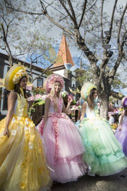 Kadınlar renkli elbise Festa da Flor veya bahar çiçek Festivali, Funchal Şehir Adası Madeira Portekiz Atlantik Okyanusu giymiş. Madeira, Funchal, Nisan, 2018