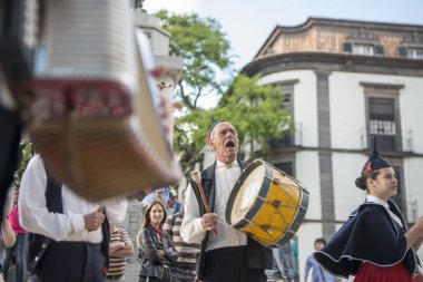 bir traditonal madeira folklor müzik grubu s Festa da Flor veya bahar çiçek Festivali Funchal Şehir Adası Madeira Portekiz Atlantik Okyanusu. Madeira, Funchal, Nisan, 2018