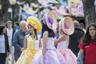 Kadınlar renkli elbise Festa da Flor veya bahar çiçek Festivali, Funchal Şehir Adası Madeira Portekiz Atlantik Okyanusu giymiş. Madeira, Funchal, Nisan, 2018