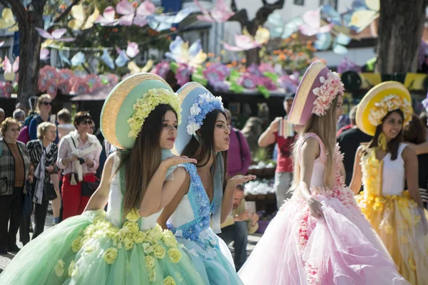 Kadınlar renkli elbise Festa da Flor veya bahar çiçek Festivali, Funchal Şehir Adası Madeira Portekiz Atlantik Okyanusu giymiş. Madeira, Funchal, Nisan, 2018