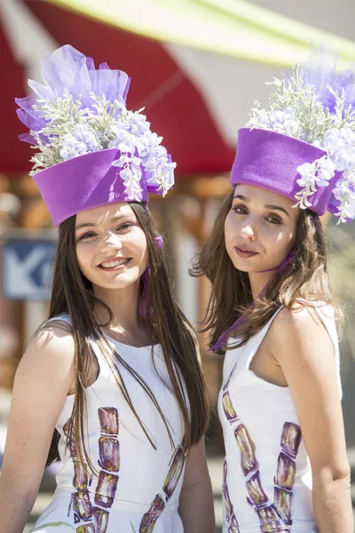 女性はポルトガルの大西洋のマデイラ島のフンシャルの街でフェスタ フロールや春の花祭りでカラフルな服を着た マデイラ フンシャル 2018 — ストック写真