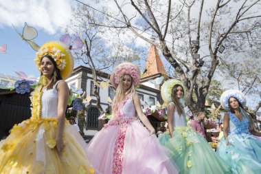 Kadınlar renkli elbise Festa da Flor veya bahar çiçek Festivali, Funchal Şehir Adası Madeira Portekiz Atlantik Okyanusu giymiş. Madeira, Funchal, Nisan, 2018