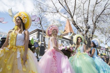 Kadınlar renkli elbise Festa da Flor veya bahar çiçek Festivali, Funchal Şehir Adası Madeira Portekiz Atlantik Okyanusu giymiş. Madeira, Funchal, Nisan, 2018