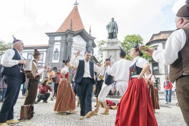 bir traditonal madeira folklor müzik grubu s Festa da Flor veya bahar çiçek Festivali Funchal Şehir Adası Madeira Portekiz Atlantik Okyanusu. Madeira, Funchal, Nisan, 2018