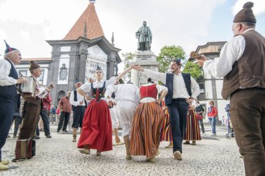bir traditonal madeira folklor müzik grubu s Festa da Flor veya bahar çiçek Festivali Funchal Şehir Adası Madeira Portekiz Atlantik Okyanusu. Madeira, Funchal, Nisan, 2018
