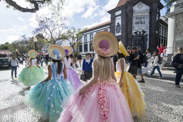 Γυναίκες Ντυμένες Πολύχρωμα Ρούχα Στο Festa Flor Γιορτή Των Λουλουδιών — Φωτογραφία Αρχείου