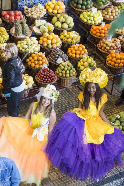 Donne Vestite Con Abiti Colorati Mercado Dos Lavradores Alla Festa Foto Stock