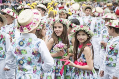 Çocuk renkli elbise Festa da Flor veya bahar çiçek Festivali, Funchal Şehir Adası Madeira Portekiz Atlantik Okyanusu giymiş. Madeira, Funchal, Nisan, 2018