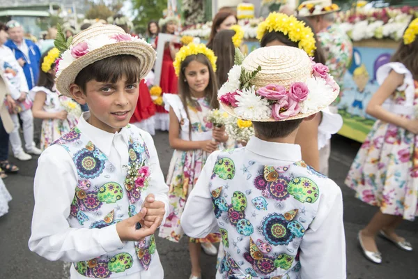 Chłopiec Ubrany Kolorowe Ubrania Festa Flor Lub Kwiat Wiosny Miasta — Zdjęcie stockowe