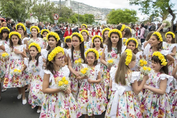 Παιδιά Ντυμένη Πολύχρωμα Ρούχα Στο Festa Flor Γιορτή Των Λουλουδιών — Φωτογραφία Αρχείου