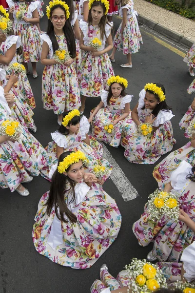Παιδιά Ντυμένη Πολύχρωμα Ρούχα Στο Festa Flor Γιορτή Των Λουλουδιών — Φωτογραφία Αρχείου