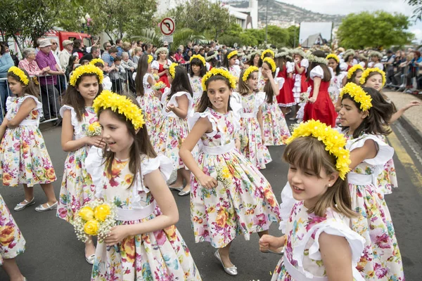 Παιδιά Ντυμένη Πολύχρωμα Ρούχα Στο Festa Flor Γιορτή Των Λουλουδιών — Φωτογραφία Αρχείου