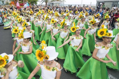 Çocuk renkli elbise Festa da Flor veya bahar çiçek Festivali, Funchal Şehir Adası Madeira Portekiz Atlantik Okyanusu giymiş. Madeira, Funchal, Nisan, 2018