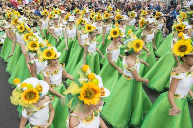Çocuk renkli elbise Festa da Flor veya bahar çiçek Festivali, Funchal Şehir Adası Madeira Portekiz Atlantik Okyanusu giymiş. Madeira, Funchal, Nisan, 2018