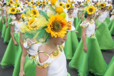 Çocuk renkli elbise Festa da Flor veya bahar çiçek Festivali, Funchal Şehir Adası Madeira Portekiz Atlantik Okyanusu giymiş. Madeira, Funchal, Nisan, 2018