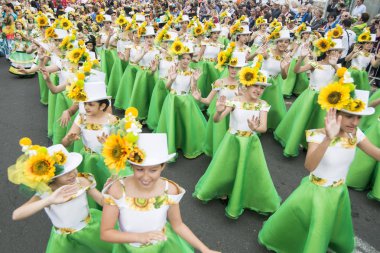 Çocuk renkli elbise Festa da Flor veya bahar çiçek Festivali, Funchal Şehir Adası Madeira Portekiz Atlantik Okyanusu giymiş. Madeira, Funchal, Nisan, 2018