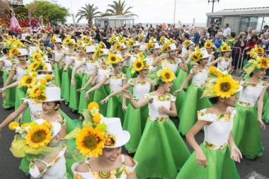 Çocuk renkli elbise Festa da Flor veya bahar çiçek Festivali, Funchal Şehir Adası Madeira Portekiz Atlantik Okyanusu giymiş. Madeira, Funchal, Nisan, 2018