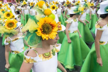 Çocuk renkli elbise Festa da Flor veya bahar çiçek Festivali, Funchal Şehir Adası Madeira Portekiz Atlantik Okyanusu giymiş. Madeira, Funchal, Nisan, 2018