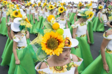 Çocuk renkli elbise Festa da Flor veya bahar çiçek Festivali, Funchal Şehir Adası Madeira Portekiz Atlantik Okyanusu giymiş. Madeira, Funchal, Nisan, 2018