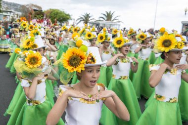 Çocuk renkli elbise Festa da Flor veya bahar çiçek Festivali, Funchal Şehir Adası Madeira Portekiz Atlantik Okyanusu giymiş. Madeira, Funchal, Nisan, 2018