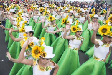 Çocuk renkli elbise Festa da Flor veya bahar çiçek Festivali, Funchal Şehir Adası Madeira Portekiz Atlantik Okyanusu giymiş. Madeira, Funchal, Nisan, 2018