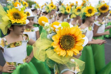 Çocuk renkli elbise Festa da Flor veya bahar çiçek Festivali, Funchal Şehir Adası Madeira Portekiz Atlantik Okyanusu giymiş. Madeira, Funchal, Nisan, 2018