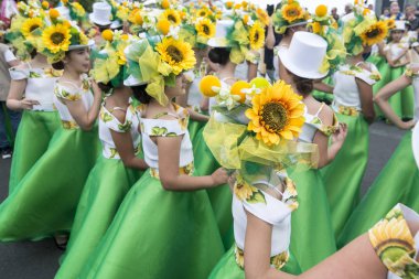 Çocuk renkli elbise Festa da Flor veya bahar çiçek Festivali, Funchal Şehir Adası Madeira Portekiz Atlantik Okyanusu giymiş. Madeira, Funchal, Nisan, 2018
