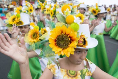 Çocuk renkli elbise Festa da Flor veya bahar çiçek Festivali, Funchal Şehir Adası Madeira Portekiz Atlantik Okyanusu giymiş. Madeira, Funchal, Nisan, 2018