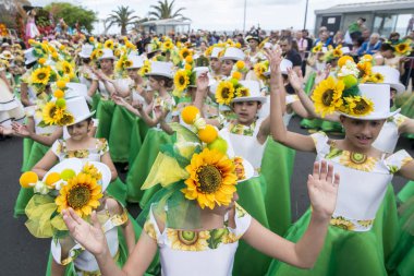 Çocuk renkli elbise Festa da Flor veya bahar çiçek Festivali, Funchal Şehir Adası Madeira Portekiz Atlantik Okyanusu giymiş. Madeira, Funchal, Nisan, 2018