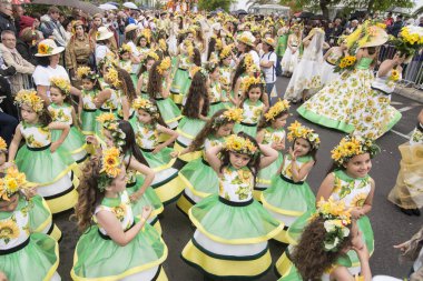 Çocuk renkli elbise Festa da Flor veya bahar çiçek Festivali, Funchal Şehir Adası Madeira Portekiz Atlantik Okyanusu giymiş. Madeira, Funchal, Nisan, 2018