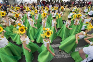 Çocuk renkli elbise Festa da Flor veya bahar çiçek Festivali, Funchal Şehir Adası Madeira Portekiz Atlantik Okyanusu giymiş. Madeira, Funchal, Nisan, 2018