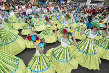 Çocuk renkli elbise Festa da Flor veya bahar çiçek Festivali, Funchal Şehir Adası Madeira Portekiz Atlantik Okyanusu giymiş. Madeira, Funchal, Nisan, 2018
