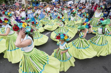 Çocuk renkli elbise Festa da Flor veya bahar çiçek Festivali, Funchal Şehir Adası Madeira Portekiz Atlantik Okyanusu giymiş. Madeira, Funchal, Nisan, 2018