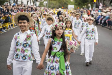 Çocuk renkli elbise Festa da Flor veya bahar çiçek Festivali, Funchal Şehir Adası Madeira Portekiz Atlantik Okyanusu giymiş. Madeira, Funchal, Nisan, 2018