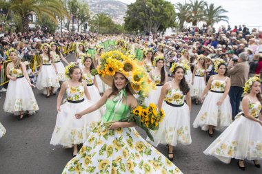 Kadınlar renkli elbise Festa da Flor veya bahar çiçek Festivali, Funchal Şehir Adası Madeira Portekiz Atlantik Okyanusu giymiş. Madeira, Funchal, Nisan, 2018