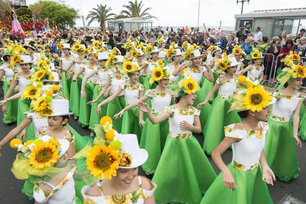 在葡萄牙大西洋马德拉岛丰查尔市举行的节日 面粉或春花节上 孩子们穿着五颜六色的衣服 Madeira Funchal 2018年4月 — 图库照片