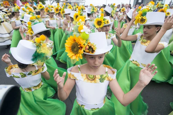 Enfants Vêtus Vêtements Colorés Festa Flor Festival Fleurs Printemps Dans — Photo
