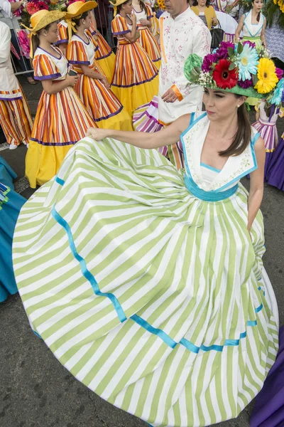 Kobiety Ubrane Kolorowe Ubrania Festa Flor Lub Kwiat Wiosny Miasta — Zdjęcie stockowe